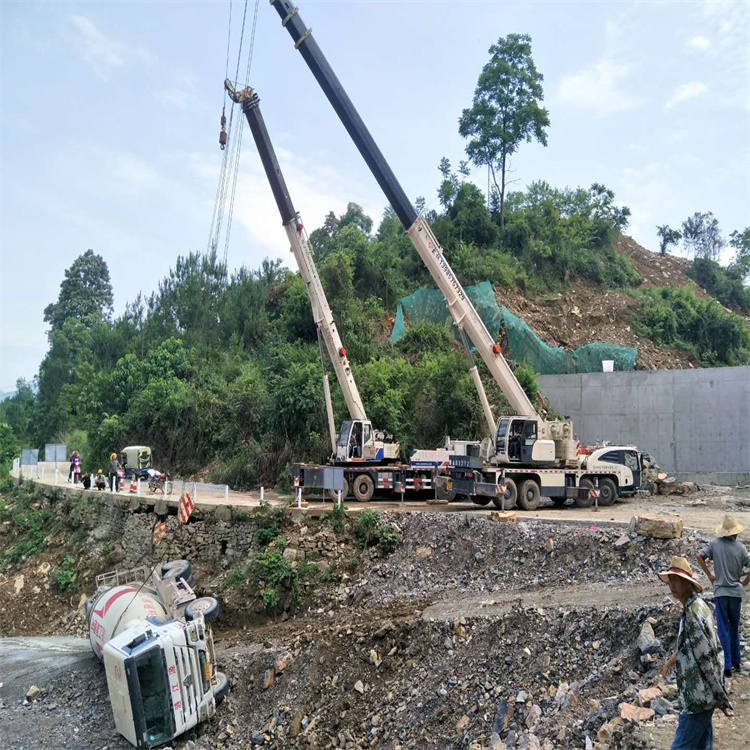嘉禾汽车掉沟里叫吊车救援要多少钱